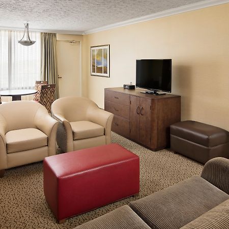 คราวน์ พลาซา หลุยส์วิลล์แอร์พอร์ต เคนทักกี เอ็กซ์โปเซ็นเตอร์ Hotel ภายนอก รูปภาพ